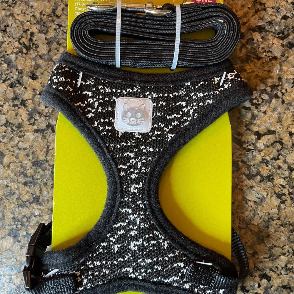 Vibrant life black and white harness and leash for cats. NWT